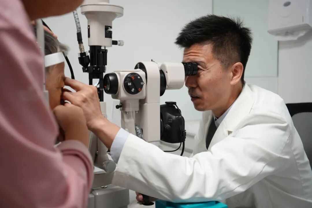 十年信賴，兩場(chǎng)手術(shù)為聾啞阿姨守住光明！